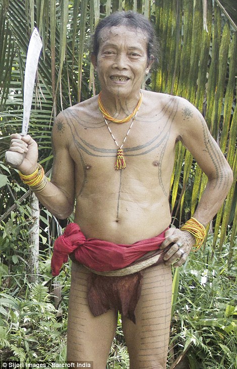 2B43CE0200000578-0-Aman_Lou_lou_who_is_a_Mentawai_tribe_shaman_brandishes_a_blade_d-m-42_1439292152981