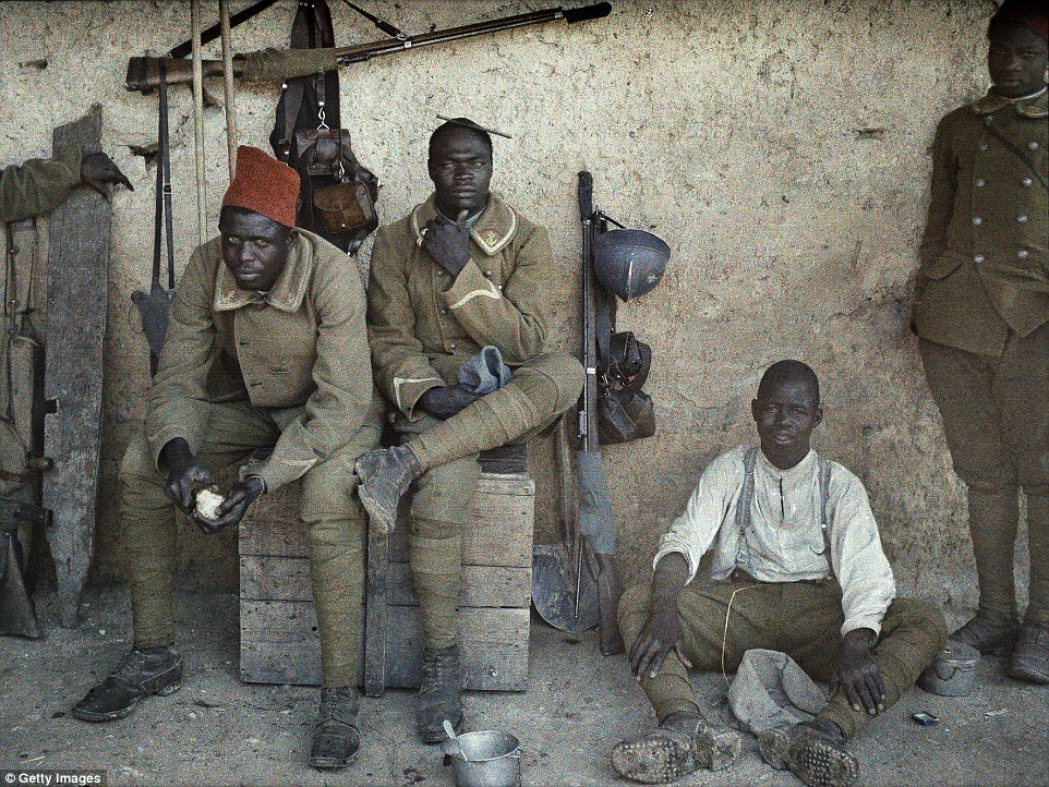 303FDBA700000578-3403612-Senegalese_soldiers_serving_in_the_French_Army_as_infantrymen_re-a-6_1453046704954