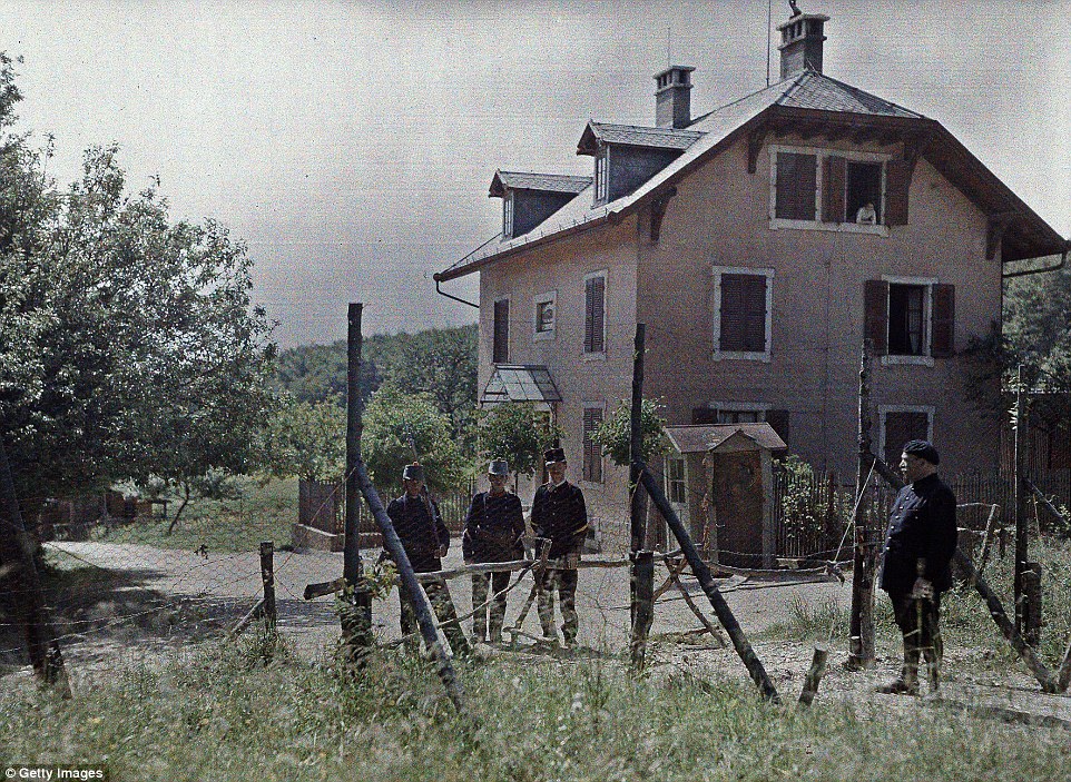303FFD9600000578-3403612-Three_Swiss_border_guards_left_stand_opposite_a_French_guard_at_-a-1_1453046704736
