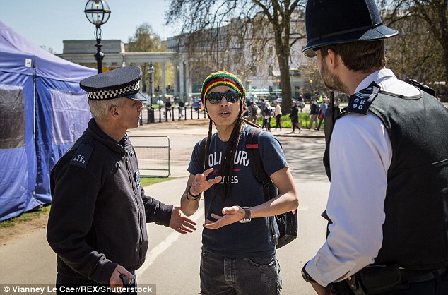 335EB13500000578-3550312-A_man_wearing_a_Rastafarian_hat_is_stopped_by_police_officers_du-a-2_1461193439359